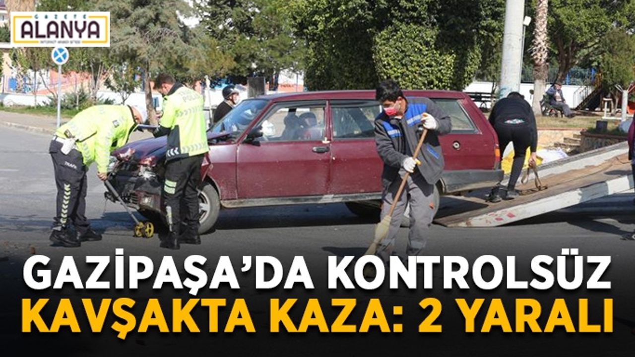 Gazipaşa’da kontrolsüz kavşakta kaza: 2 yaralı