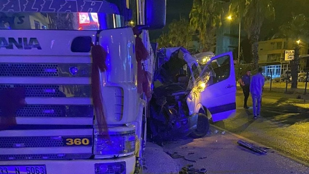 Tur minibüsü Alanya yolunda kaza yaptı: 1 ölü 11 yaralı