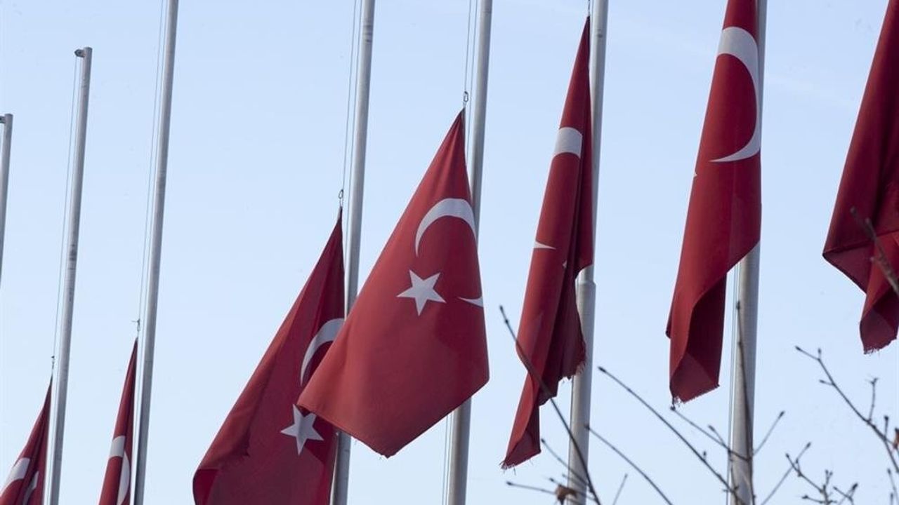 Türkiye genelinde bayraklar YARIYA indirildi