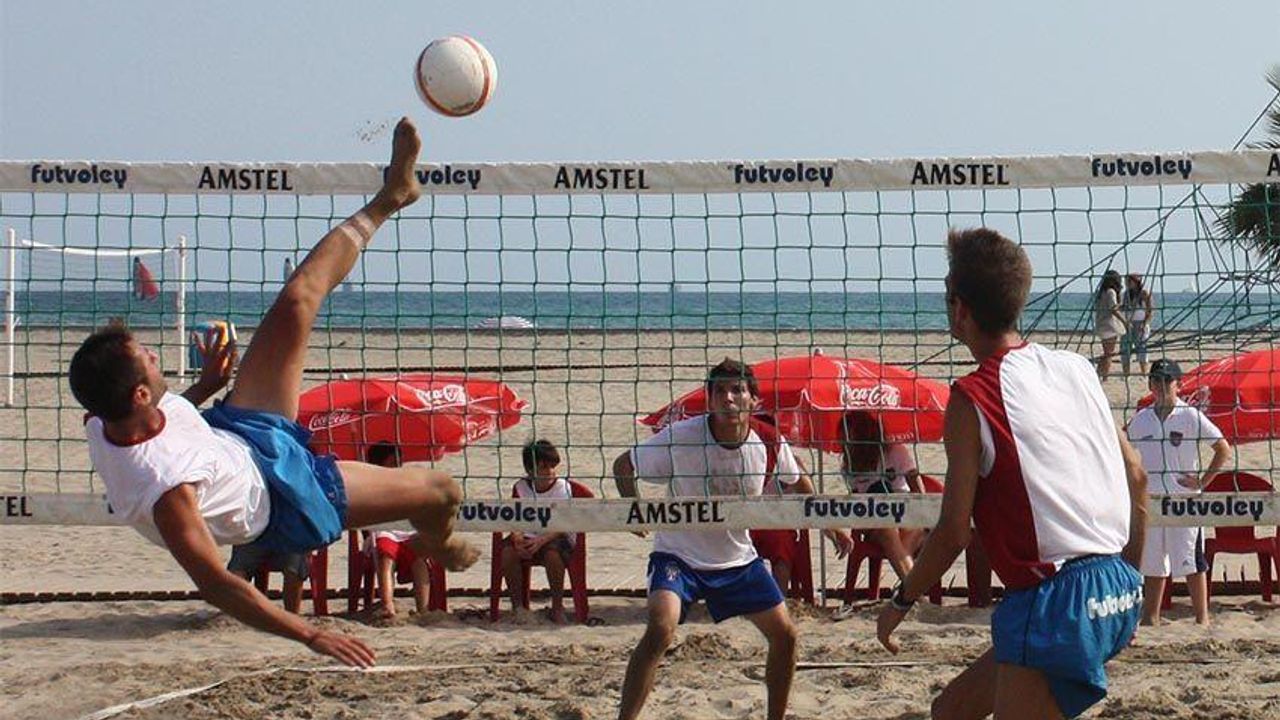 Alanya plajında voleybol mücadelesi başlıyor