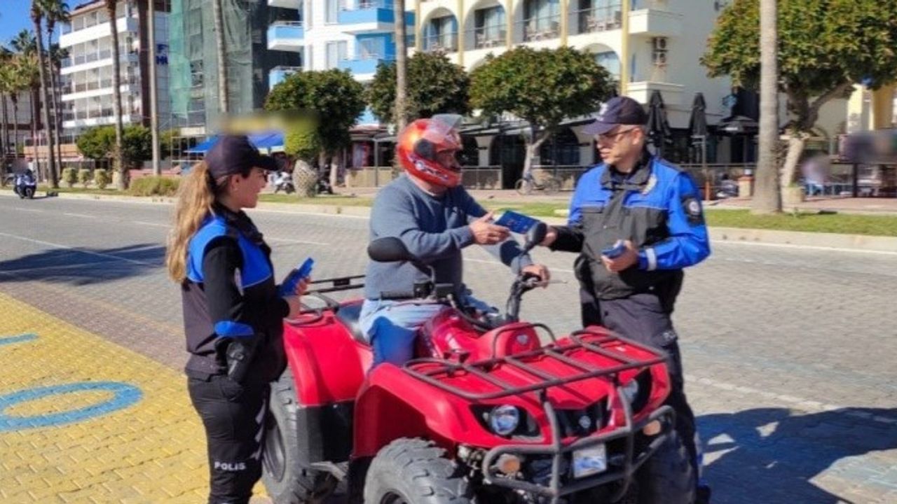 Alanya'da motosiklet sürücülerine bilgi verildi