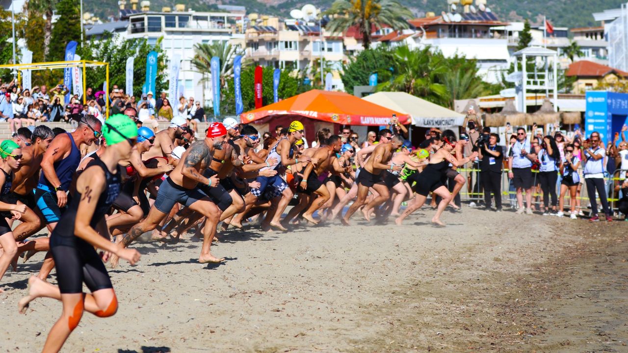 Alanya’da Halk Triatlonu yarışlarıyla start verildi