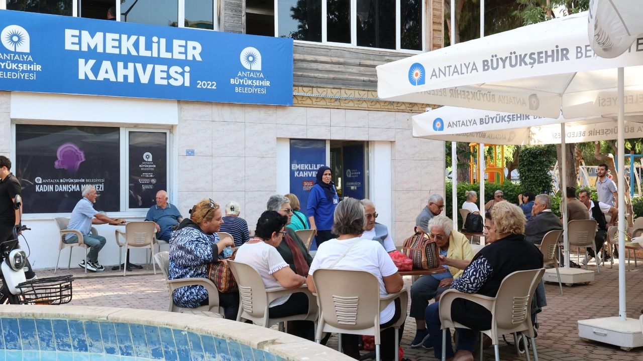 Alanya Emekliler Kahvesi’ne emeklilerden tam not