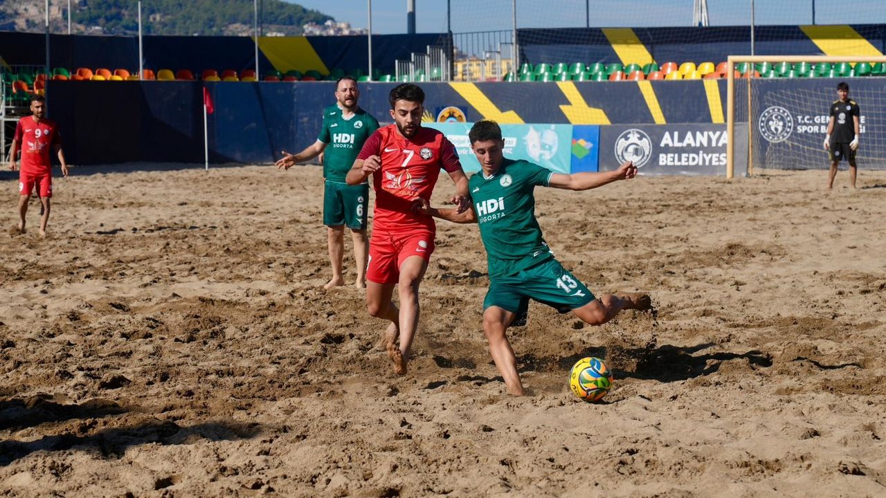 Plaj Futbolu Süper Finalleri, Alanya'da nefes kesiyor