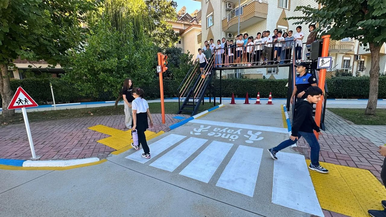 Alanya’da minik öğrencilere trafik eğitimi verildi