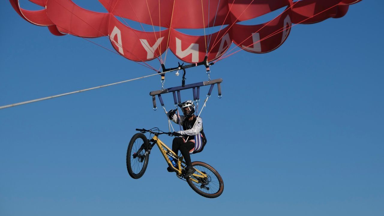 Alanya’da gökyüzünde bisiklet sürdü, nefesleri kesti