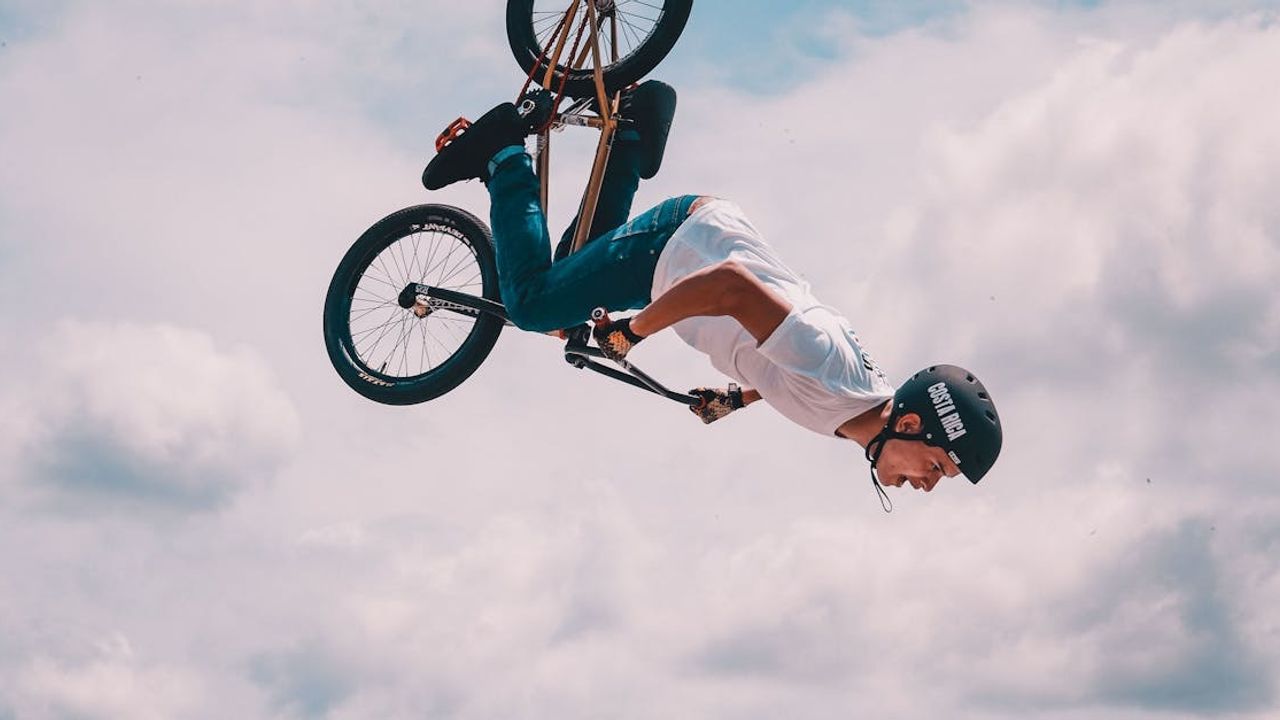 Alanya'da kırmızı ışıkta nefes kesen gösteri