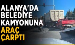 Alanya'da belediye kamyonuna araç çarptı