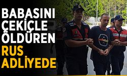 Babasını çekiçle öldüren Rus adliyede