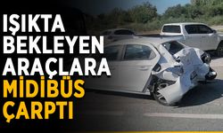 Işıkta bekleyen araçlara midibüs çarptı