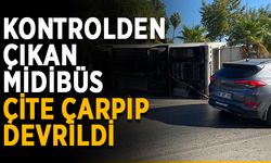 Kontrolden çıkan midibüs çite çarpıp devrildi