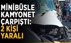 Minibüsle kamyonet çarpıştı: 2 kişi yaralı