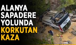 Alanya’da ıslak yolda kayan araç takla attı