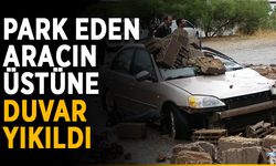 Park halindeki aracın üstüne duvar yıkıldı