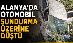 Alanya’da otomobil sundurma üzerine düştü