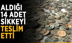 Aldığı 14 adet sikkeyi teslim etti
