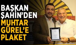 Başkan Şahin’den muhtar Gürel’e plaket
