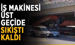İş makinesi üst geçide sıkıştı kaldı