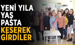 Sağlık çalışanları yaş pasta kesti