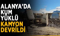 Alanya’da kum yüklü kamyon devrildi
