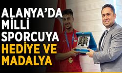 Rektör Türkdoğan sporcuya hediye verdi