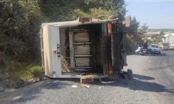 Alanya’da çöp kamyonu devrildi: 2 yaralı