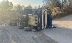Alanya’da çimento kamyonu DEVRİLDİ! Kazada şoför…