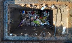 Alanya’da duyarsız vatandaşlar mazgalları çöp zannediyor
