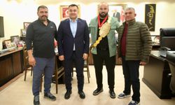 Başkan Yücel şampiyon Orhan Okulu'yu ağırladı