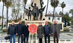 Gazeteciler Atatürk Anıtı’na çelenk bıraktı