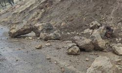 Alanya'da düşen kaya parçaları yolu kapattı
