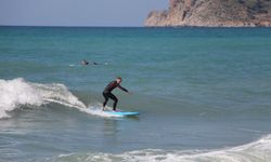 Alanya’da dalgaları fırsat bilip sörf yaptılar