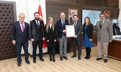 Prof. Dr. Çetinsöz’den Türdoğan’a belge takdimi