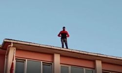Alanya’da işçi parasını alamayınca çatıya çıktı
