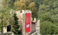 Alanya Kalesi burçlarına CHP bayrağı asıldı