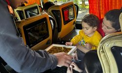 Alanya'da jandarmadan yolculara çikolata ikramı