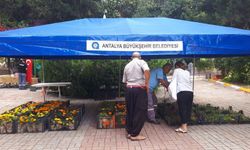 Alanya’da BŞB’den kabir ziyareti yapan vatandaşlara çiçek