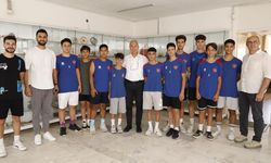 Başkan Özçelik, voleybolculara başarılar diledi