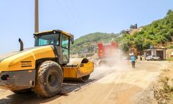 Alanya Belediyesi bozuk ve eskimiş yolları yeniliyor