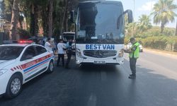 Alanya’da aranan 2 şahıs denetimlerde yakalandı