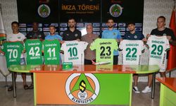 Alanyaspor’da yeni transferler imza töreninde tanıtıldı