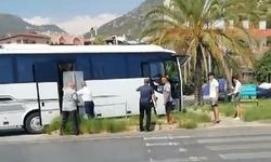 Alanya’da turistlerin olduğu midibüs kaza yaptı