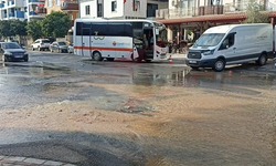 Alanya'da koca cadde sular altında kaldı