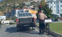 Dimdik bekledi: Alanya’da plakası yok ama sabrı var