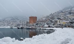 Ağızlar açık kaldı: Alanya kar altında, deniz buz tuttu