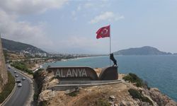 Alanya’da “Bayrak Tutan Bozkurt Heykeli” tartışması büyüyor