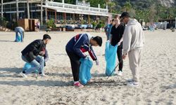 Alanya’da öğrenciler sahilleri temizledi