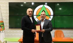 Alanyaspor Sami Uğurlu'yu plaketle uğurladı