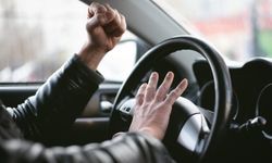 SON DAKİKA! Alanya’da kendisini dövenlerin arasına otomobille daldı