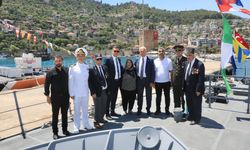 Şehit aileleri ve gaziler hücumbotunu gezdi